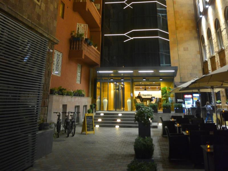 รีพับลิกา โฮเทล เยเรวาน Hotel ภายนอก รูปภาพ